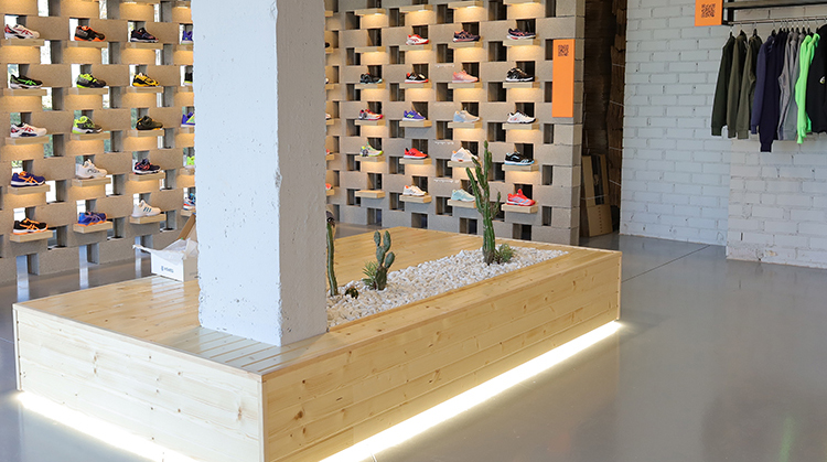 Pared de exposición de palas de pádel con orden visual y soportes alineados en tienda